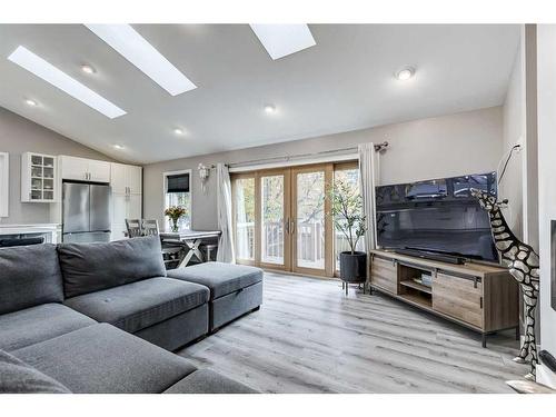 3 Glenview Crescent Sw, Calgary, AB - Indoor Photo Showing Living Room