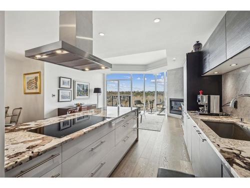 1008-738 1 Avenue Sw, Calgary, AB - Indoor Photo Showing Kitchen With Upgraded Kitchen