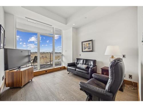 1008-738 1 Avenue Sw, Calgary, AB - Indoor Photo Showing Living Room