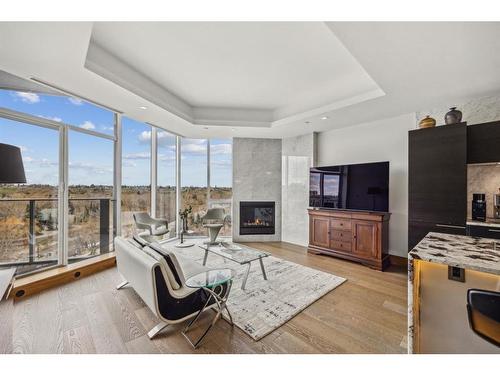 1008-738 1 Avenue Sw, Calgary, AB - Indoor Photo Showing Living Room With Fireplace