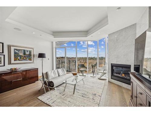 1008-738 1 Avenue Sw, Calgary, AB - Indoor Photo Showing Living Room With Fireplace