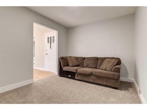 55 Margate Place Ne, Calgary, AB - Indoor Photo Showing Living Room