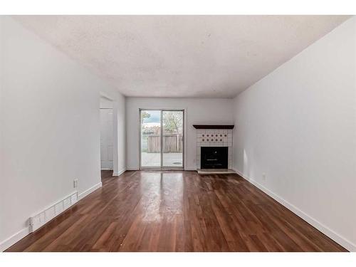 101-5404 10 Avenue Se, Calgary, AB - Indoor Photo Showing Living Room