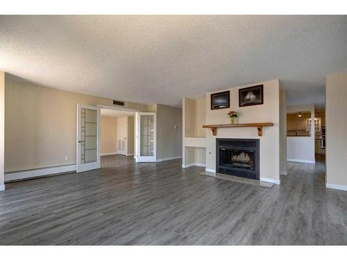 2201-1100 8 Avenue Sw, Calgary, AB - Indoor Photo Showing Living Room With Fireplace