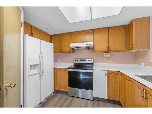 80 Costa Mesa Close Ne, Calgary, AB - Indoor Photo Showing Kitchen