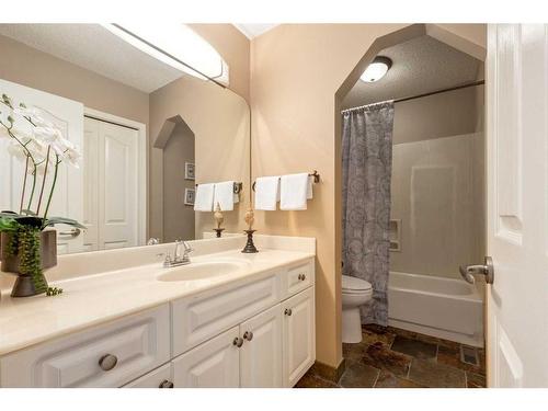 330 Diamond Drive Se, Calgary, AB - Indoor Photo Showing Bathroom