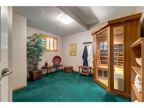 330 Diamond Drive Se, Calgary, AB - Indoor Photo Showing Other Room