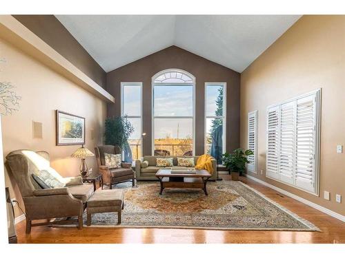 330 Diamond Drive Se, Calgary, AB - Indoor Photo Showing Living Room