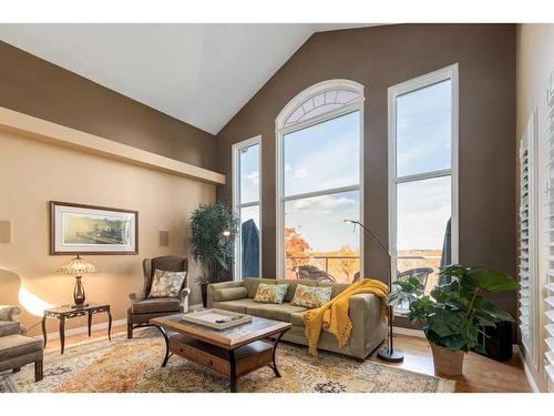 330 Diamond Drive Se, Calgary, AB - Indoor Photo Showing Living Room