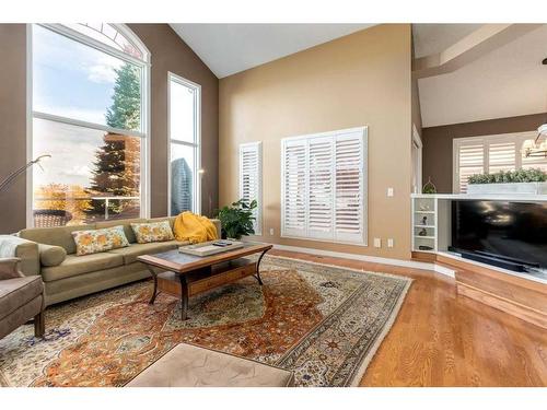 330 Diamond Drive Se, Calgary, AB - Indoor Photo Showing Living Room