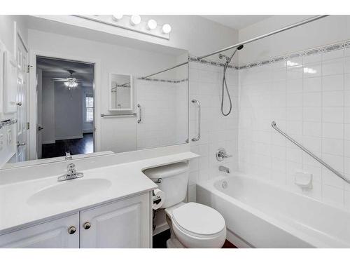 11-7720 39 Avenue Nw, Calgary, AB - Indoor Photo Showing Bathroom