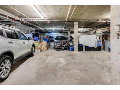 11-7720 39 Avenue Nw, Calgary, AB - Indoor Photo Showing Garage