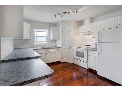 11-7720 39 Avenue Nw, Calgary, AB - Indoor Photo Showing Kitchen