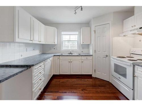 11-7720 39 Avenue Nw, Calgary, AB - Indoor Photo Showing Kitchen