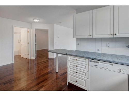 11-7720 39 Avenue Nw, Calgary, AB - Indoor Photo Showing Kitchen