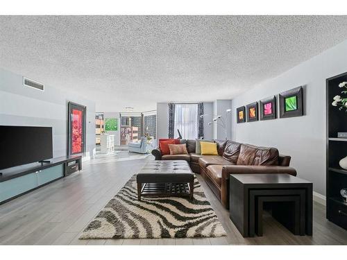 608-1100 8 Avenue Sw, Calgary, AB - Indoor Photo Showing Living Room