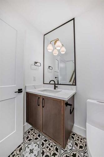 4919 22 Avenue Nw, Calgary, AB - Indoor Photo Showing Bathroom