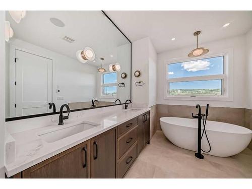 4919 22 Avenue Nw, Calgary, AB - Indoor Photo Showing Bathroom