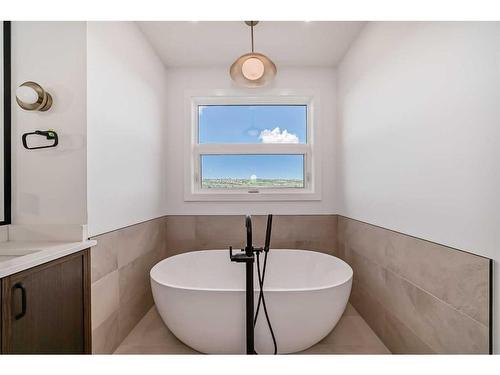 4919 22 Avenue Nw, Calgary, AB - Indoor Photo Showing Bathroom