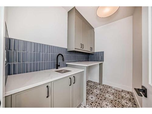 4919 22 Avenue Nw, Calgary, AB - Indoor Photo Showing Kitchen