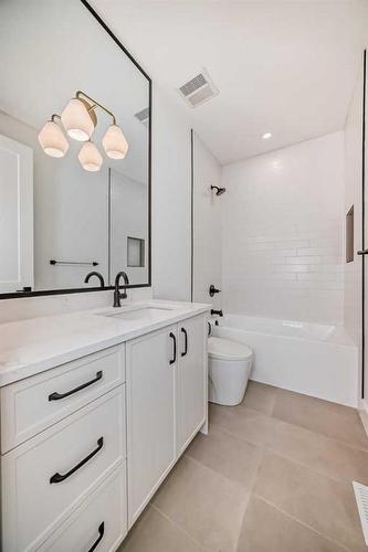 4919 22 Avenue Nw, Calgary, AB - Indoor Photo Showing Bathroom