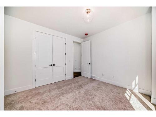 4919 22 Avenue Nw, Calgary, AB - Indoor Photo Showing Other Room