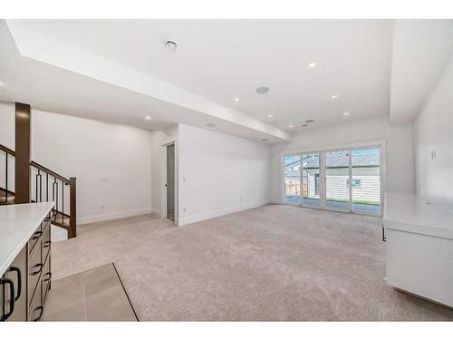 4919 22 Avenue Nw, Calgary, AB - Indoor Photo Showing Other Room