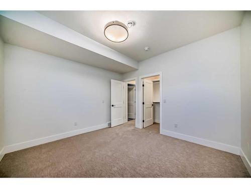 4919 22 Avenue Nw, Calgary, AB - Indoor Photo Showing Other Room