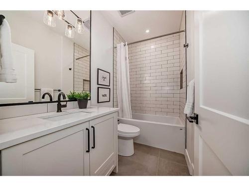 4919 22 Avenue Nw, Calgary, AB - Indoor Photo Showing Bathroom