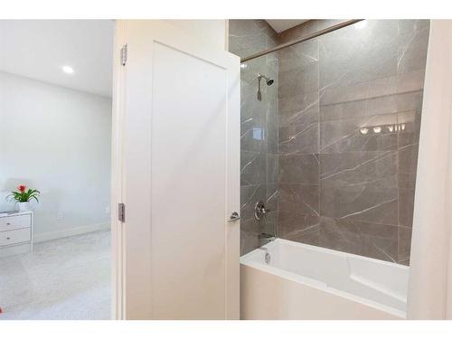 1918 48 Street Nw, Calgary, AB - Indoor Photo Showing Bathroom