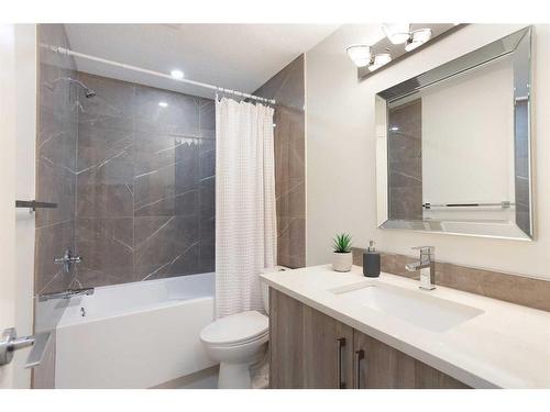 1918 48 Street Nw, Calgary, AB - Indoor Photo Showing Bathroom