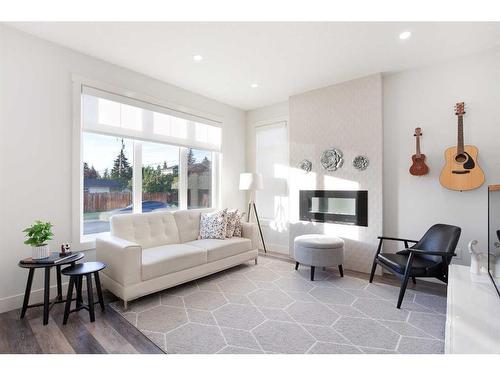 1918 48 Street Nw, Calgary, AB - Indoor Photo Showing Living Room