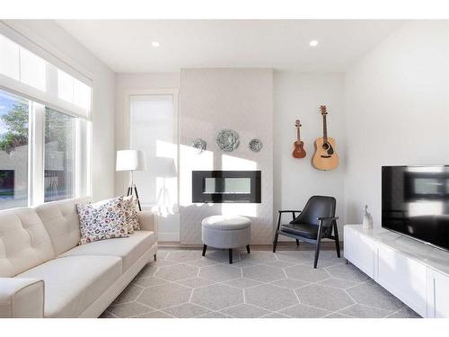 1918 48 Street Nw, Calgary, AB - Indoor Photo Showing Living Room