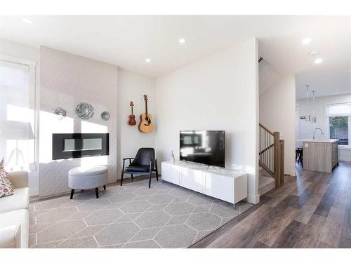 1918 48 Street Nw, Calgary, AB - Indoor Photo Showing Living Room