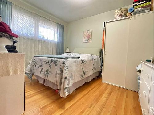 4316 35 Avenue Sw, Calgary, AB - Indoor Photo Showing Bedroom