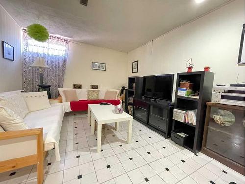 4316 35 Avenue Sw, Calgary, AB - Indoor Photo Showing Living Room