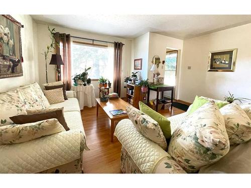 4316 35 Avenue Sw, Calgary, AB - Indoor Photo Showing Living Room