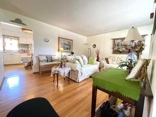 4316 35 Avenue Sw, Calgary, AB - Indoor Photo Showing Living Room