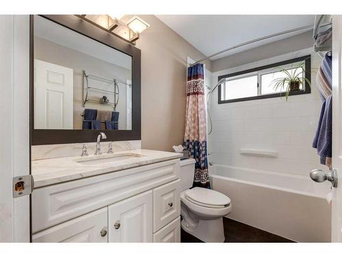 22 Martingrove Mews Ne, Calgary, AB - Indoor Photo Showing Bathroom