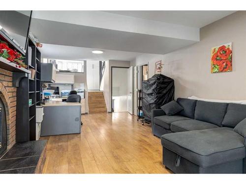 22 Martingrove Mews Ne, Calgary, AB - Indoor Photo Showing Living Room