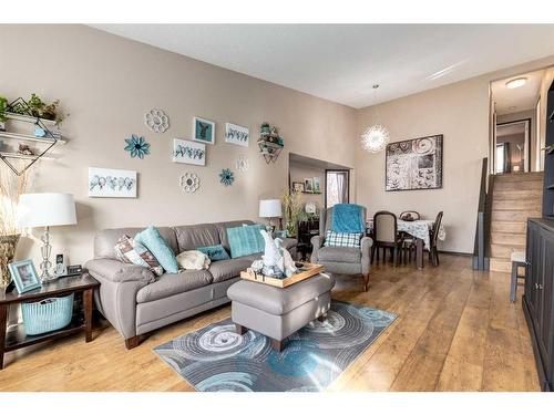 22 Martingrove Mews Ne, Calgary, AB - Indoor Photo Showing Living Room