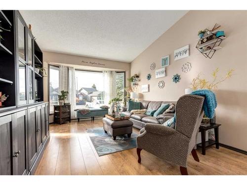 22 Martingrove Mews Ne, Calgary, AB - Indoor Photo Showing Living Room