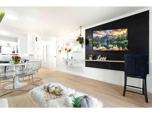 103-1712 38 Street Se, Calgary, AB - Indoor Photo Showing Living Room