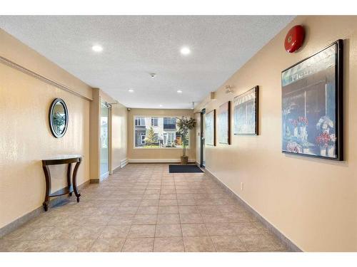 103-1712 38 Street Se, Calgary, AB - Indoor Photo Showing Other Room