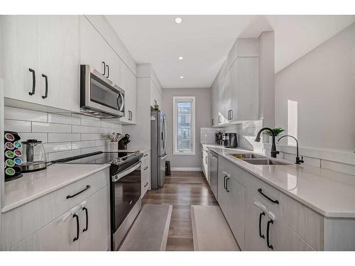 38 Evanscrest Court Nw, Calgary, AB - Indoor Photo Showing Kitchen With Double Sink With Upgraded Kitchen