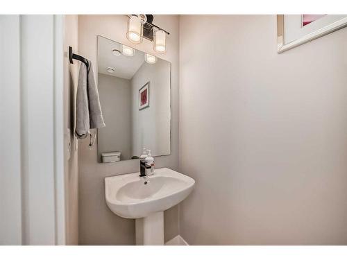 38 Evanscrest Court Nw, Calgary, AB - Indoor Photo Showing Bathroom