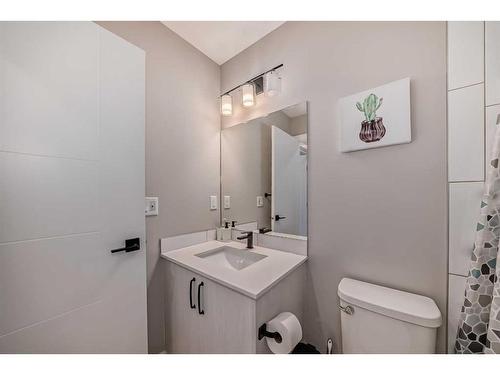 38 Evanscrest Court Nw, Calgary, AB - Indoor Photo Showing Bathroom