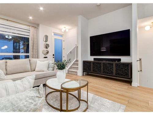 2024 22 Avenue Nw, Calgary, AB - Indoor Photo Showing Living Room