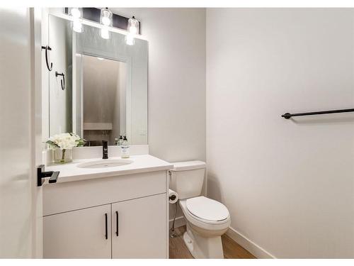 2024 22 Avenue Nw, Calgary, AB - Indoor Photo Showing Bathroom