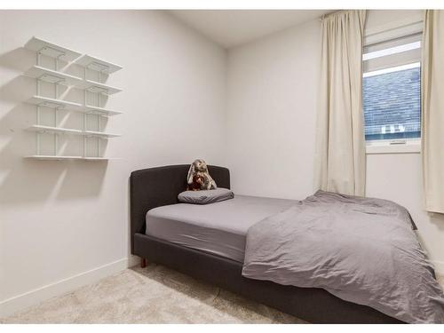 2024 22 Avenue Nw, Calgary, AB - Indoor Photo Showing Bedroom